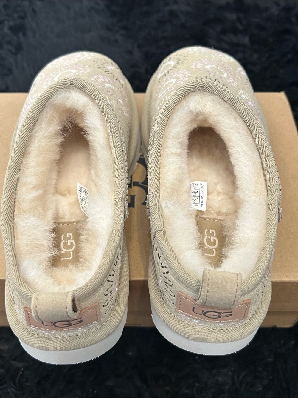 UGG embroidered fur clogs mules slip on shoes women’s 7 new in box - Picture 6 of 8